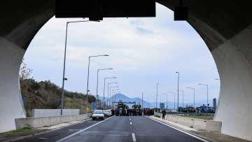  Αγρότες της Αιτωλοακαρνανίας έκλεισαν με τα τρακτέρ τους τον κόμβο της Ιόνιας Οδού στο Χαλίκι