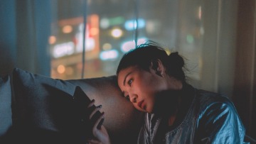 «Είσαι νεκρός;»: Η νέα εφαρμογή για μοναχικούς ανθρώπους που κάνει θραύση στη νεότερη γενιά