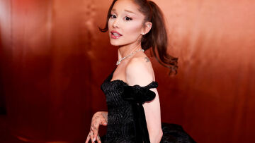 H Ariana Grande επανέφερε την iconic καστανή αλογοουρά της για τα Golden Globes
