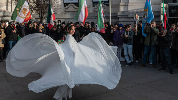 Η γυμναστική ως μέσο αντίστασης: Γυναίκα κάνει ασκήσεις σε πάρκο στο Ιράν και χειροκροτείται στα social media (βίντεο)