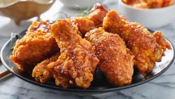 5 διευθύνσεις για τραγανό κοτόπουλο στην Αθήνα