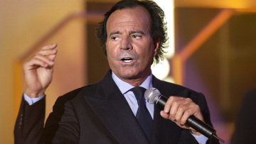 «Σου αρέσουν οι γυναίκες, έχεις κάνει επέμβαση στο στήθος;»: Δύο πρώην εργαζόμενες του Χούλιο Ιγκλέσιας τον κατηγορούν για σεξουαλική παρενόχληση