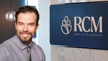 Κρις Ρόκος: Ο «αόρατος» μάγος των αγορών που κέρδισε μισό δισεκατομμύριο ευρώ το 2025 είναι ελληνικής καταγωγής