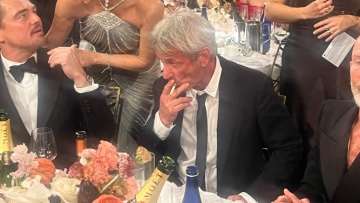 Ο Σον Πεν «πιάστηκε» να καπνίζει στην αίθουσα τελετής των Χρυσών Σφαιρών