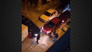 Ελληνάρας έκλεισε το δρόμο για να πάρει σουβλάκια: Τελικά χόρτασε... μπινελίκια