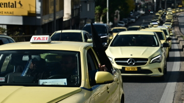 Συγκέντρωση και πορεία διαμαρτυρίας των ταξί προς το υπουργείο Μεταφορών
