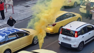 Απεργία ταξί: Με καπνογόνα και κόρνες οδεύουν προς το υπουργείο Μεταφορών