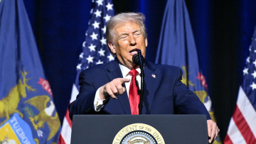 Μπορεί να αποσύρουμε πράκτορες της ICE από τη Μινεσότα, είπε ο Τραμπ στον κυβερνήτη ενώ ρίχνει ευθύνες στους Δημοκρατικούς