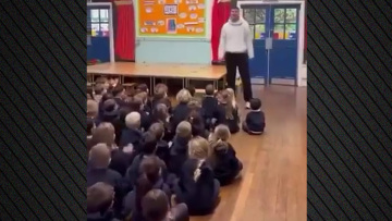 Σαμ Χίθκοουτ: Ο «βράχος» της άμυνας της Μάκλσφιλντ έγινε δεκτός σαν ήρωας από τους μαθητές του στο σχολείου του Στάμφορντ, βίντεο 