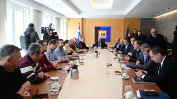 Με αντιπροσωπεία των αγροτών συναντώνται Χατζηδάκης και Τσιάρας: «Είμαστε εδώ να βρούμε λύσεις»