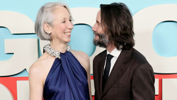 Κιάνου Ριβς και Αλεξάντρα Γκραντ: Κάνουν πατινάζ και ανταλλάσουν ένα φιλί μπροστά στην κάμερα (βίντεο)