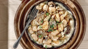 Γίγαντες με μανιτάρια και λευκή σάλτσα 