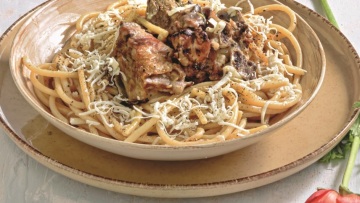 Χοντρό μακαρόνι με προβατίνα, μαύρο πιπέρι και ξηρό ανθότυρο Νάξου