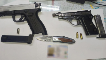 Παλαιό Φάληρο: Συνελήφθη 56χρονος που είχε όπλα, γεμιστήρες και σουγιά στο όχημά του