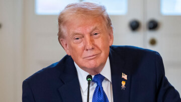 «Θα πάρουμε τη Γροιλανδία, τίποτα λιγότερο δεν είναι αποδεκτό» λέει ο Τραμπ και καλεί το ΝΑΤΟ να συνεργαστεί