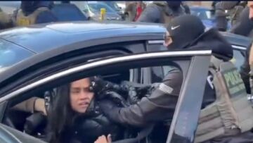 Η στιγμή που πράκτορες της ICE βγάζουν με τη βία γυναίκα από αυτοκίνητο στη Μινεσότα, δείτε βίντεο
