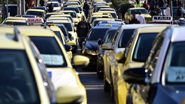 Ταξί: Συνεχίζεται η απεργία και την Πέμπτη, θα κάνουν πομπή προς το Μέγαρο Μαξίμου