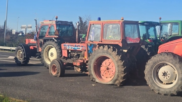 «Εσκεμμένη ενέργεια για τη διάλυση του μπλόκου», λένε οι αγρότες της Νίκαιας για τον βανδαλισμό των τρακτέρ