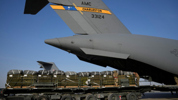 Αντίστροφη μέτρηση για χτύπημα των ΗΠΑ στο Ιράν, οι Αμερικανοί εκκενώνουν βάσεις στη Μέση Ανατολή για λόγους ασφαλείας