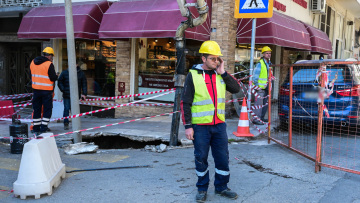 Καθίζηση σε δρόμο στο κέντρο της Αθήνας, δείτε βίντεο και φωτογραφίες