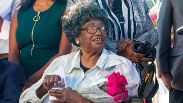 Όταν η Κλοντέτ Κόλβιν δεν παραχώρησε τη θέση της στο λεωφορείο, για να καθίσει μια λευκή: Η ιστορία της γυναίκας που υπήρξε η Ρόζα Παρκς... πριν τη Ρόζα Παρκς 