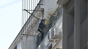 Άνδρας απειλεί να πέσει από την ταράτσα στο κτίριο της πολεοδομίας στην Ομόνοια, δείτε βίντεο και φωτογραφίες