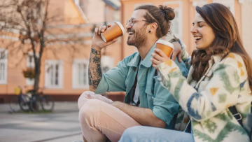 Παίρνετε καφέ απ’ έξω; Μαζί του πίνετε και χιλιάδες μικροπλαστικά – Το ποτήρι κάνει τη διαφορά
