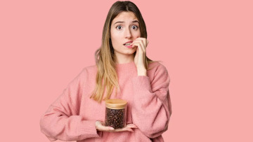 Καφεΐνη: 5 τρόποι με τους οποίους «σαμποτάρει» την ενέργεια και επιδεινώνει το άγχος
