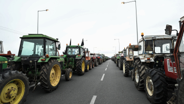 Παραμένουν οι αγρότες στο μπλόκο του Ε65, με ανοιχτό τον δρόμο