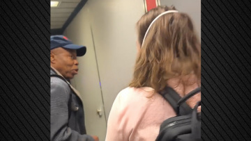 «Άντε γα@@@σου»: Ο πρώην δήμαρχος της Νέας Υόρκης έβρισε γυναίκα που τον ενοχλούσε στο αεροδρόμιο, δείτε βίντεο