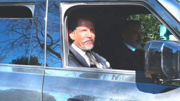 Σε στενό οικογενειακό κύκλο το μνημόσυνο του τέως βασιλιά Κωνσταντίνου, δείτε βίντεο και φωτογραφίες
