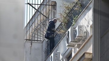 Άνδρας απειλεί να πέσει από την ταράτσα στο κτίριο της πολεοδομίας στην Ομόνοια, δείτε βίντεο