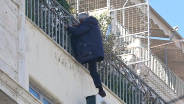 Τέλος στο θρίλερ στην Ομόνοια: Απομακρύνθηκε ο άνδρας που απειλούσε να πέσει από το κτίριο της πολεοδομίας