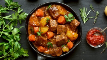 Μοσχάρι κατσαρόλας: 5 λάθη που κάνουμε και βγαίνει σκληρό (και πώς να τα αποφύγουμε)