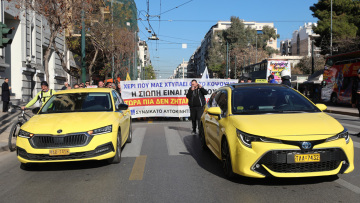 Πορεία και συγκέντρωση των οδηγών ταξί στο κέντρο, προσανατολίζονται για νέα 48ωρη απεργία στις 20/1