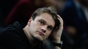 Σε δίκη για τον βιασμό της 13χρονης κόρης του προπονητή του ο Ολυμπιονίκης της κολύμβησης Γιανίκ Ανιέλ
