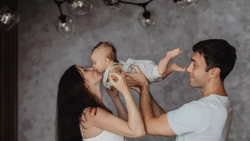 Γιατί δεν κάνουμε πια παιδιά; Φόβος και αβεβαιότητα «γεννούν» υπογεννητικότητα
