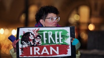 «Κουβαλούσα τη νεκρή γυναίκα μου για μιάμιση ώρα»: Μαρτυρίες από διαδηλωτές στο Ιράν
