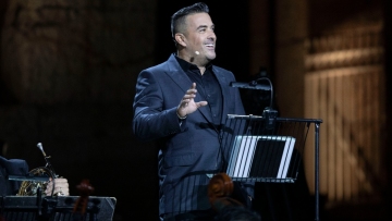 Γιάννης Αϊβάζης: Ο έρωτας είναι κεραυνοβόλος, αν τον ψάχνεις δεν έρχεται