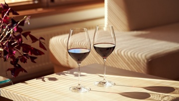 Λεκέδες από κόκκινο κρασί: Πώς τους αφαιρούμε από τον καναπέ