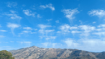 Νέφη virga στον ουρανό της Αττικής - Τι είναι και πότε εμφανίζεται το μετεωρολογικό φαινόμενο

