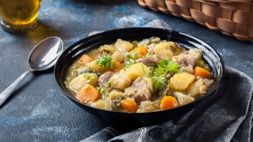 Θαλπωρή στο πιάτο με πράσα, σέλινο και χοιρινό: Ένα πλήρες μενού για όλο το Σαββατοκύριακο