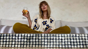 Η Τέιλορ Σουίφτ ανεβάζει τις πωλήσεις κρασιού παγκοσμίως και κάνει viral τα γαλλικά Sancerre