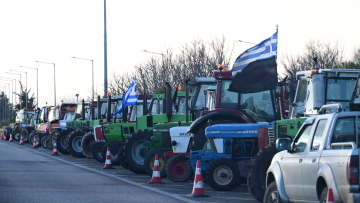 Ανοιχτοί οι δρόμοι σε όλη τη χώρα, παραμένουν στα μπλόκα οι αγρότες
