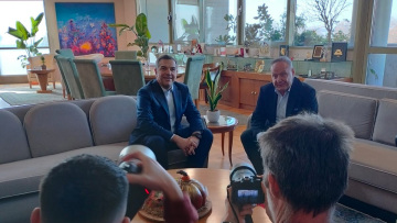 Στη Θεσσαλονίκη για την παρουσίαση της «Ιθάκης» ο Τσίπρας, συναντήθηκε με τον δήμαρχο και τον Μητροπολίτη της πόλης
