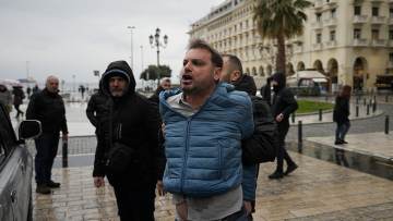 Θεσσαλονίκη: Πέταξαν φωτογραφίες του Τσίπρα με τη λέξη «Ανεπιθύμητος» έξω από το Ολύμπιον, πέντε προσαγωγές, δείτε βίντεο
