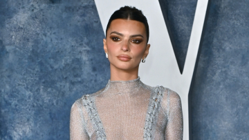 Η Έμιλι Ραταϊκόφσκι φωτογραφίζεται στον καθρέφτη της με κόκκινα εσώρουχα