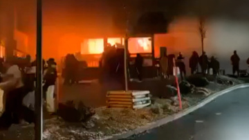 «Βλέπω συνέχεια τα πρόσωπα των νεκρών»: Συγκλονίζει η εργαζόμενη που βγήκε σώα από τη φωτιά στο Κραν Μοντανά