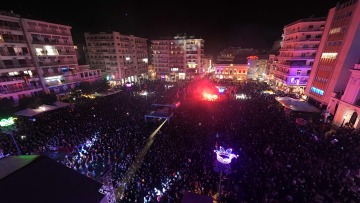 Σε ρυθμούς καρναβαλιού η Πάτρα: Το πάρτι στην τελετή έναρξης στην πλατεία Γεωργίου, δείτε βίντεο και φωτογραφίες