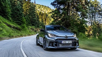 Στον πιο όμορφο δρόμο της Ελλάδας με ένα πολύ ιδιαίτερο αυτοκίνητο
